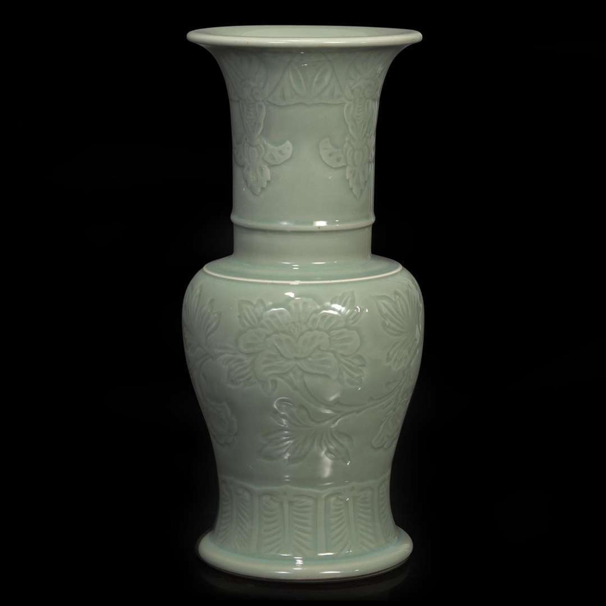 A celadon-glazed “Phoenix-tail” vase 青釉凤尾尊