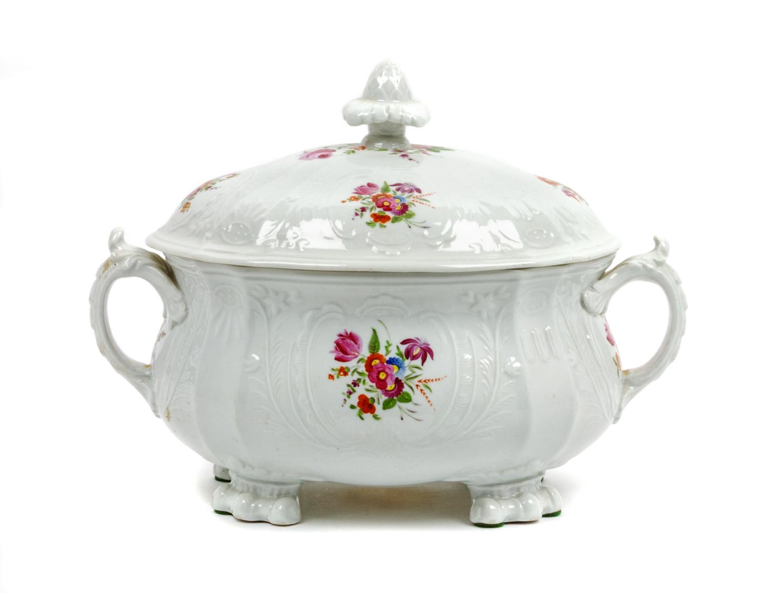 A Coalport Porcelain Tureen Width 12 1/2 inches. — 19TH CENTURY