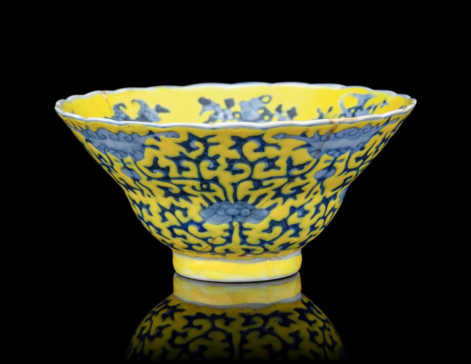 A Chinese Yellow Ground Blue and White Porcelain Ogee Cup