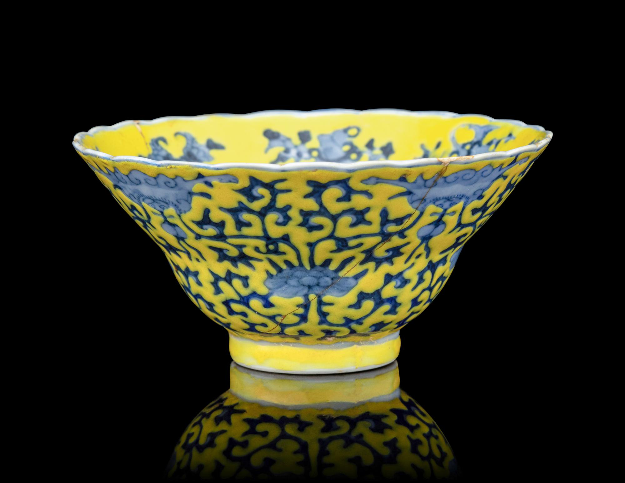 A Chinese Yellow Ground Blue and White Porcelain Ogee Cup