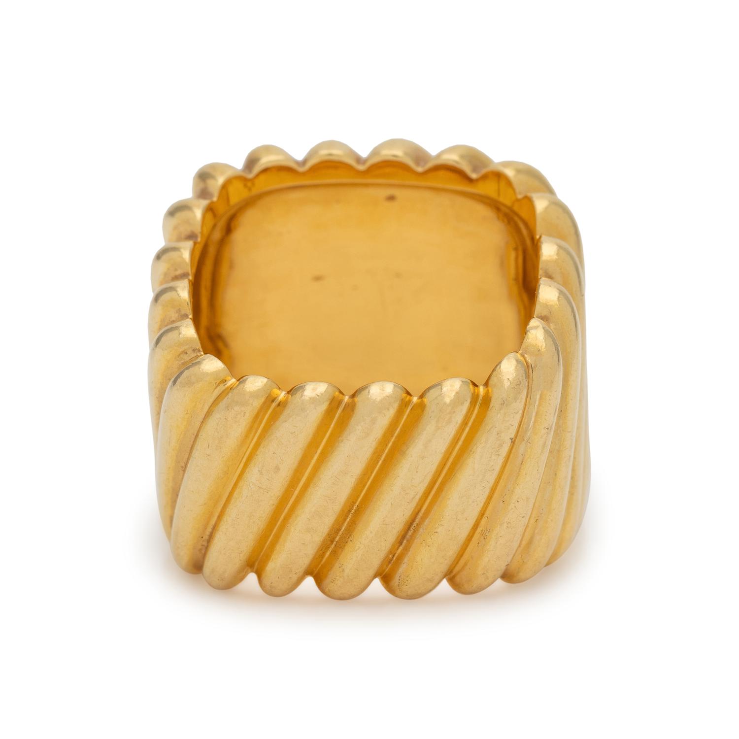 SCHLUGER, YELLOW GOLD RING
