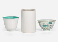 Two Chinese famille rose-decorated cups and a brush pot, 19th to 20th century 粉彩杯兩件與筆洗一組