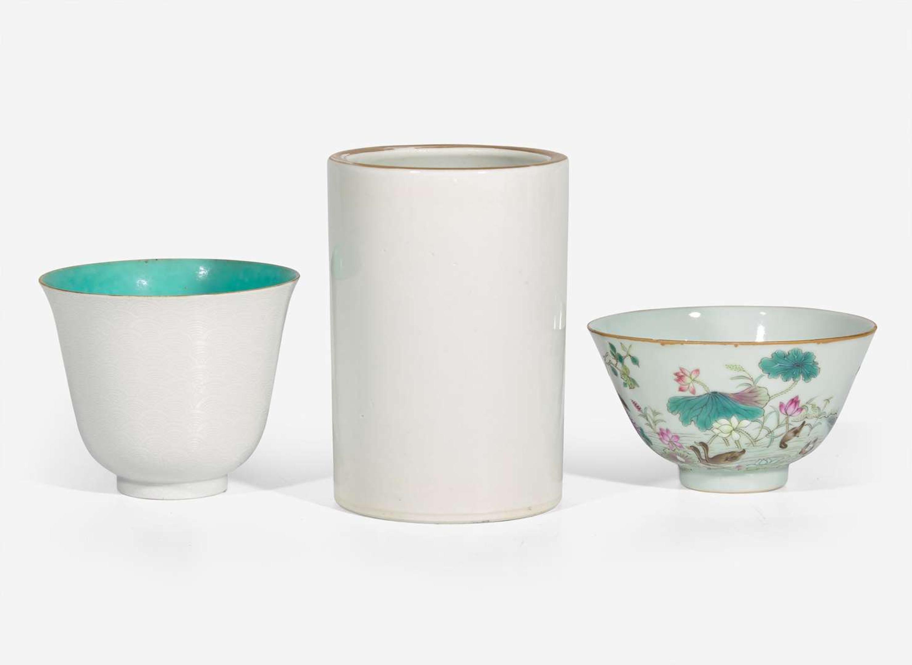 Two Chinese famille rose-decorated cups and a brush pot, 19th to 20th century 粉彩杯兩件與筆洗一組