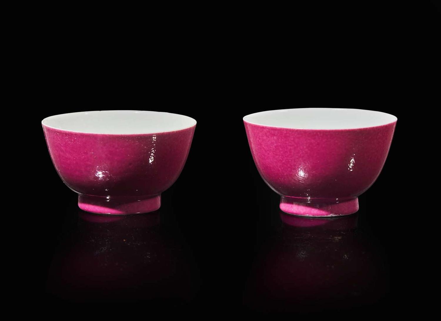 A pair of Chinese ruby-back tea bowls 粉地茶圓一對