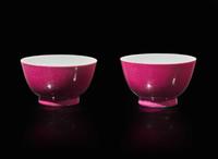 A pair of Chinese ruby-back tea bowls 粉地茶圓一對