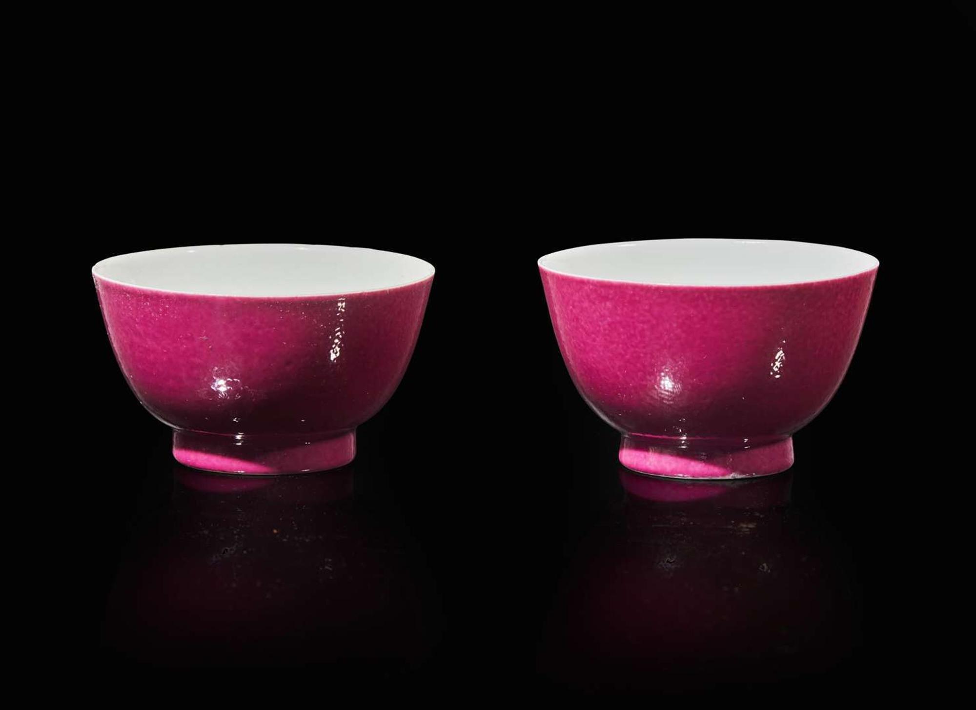 A pair of Chinese ruby-back tea bowls 粉地茶圓一對