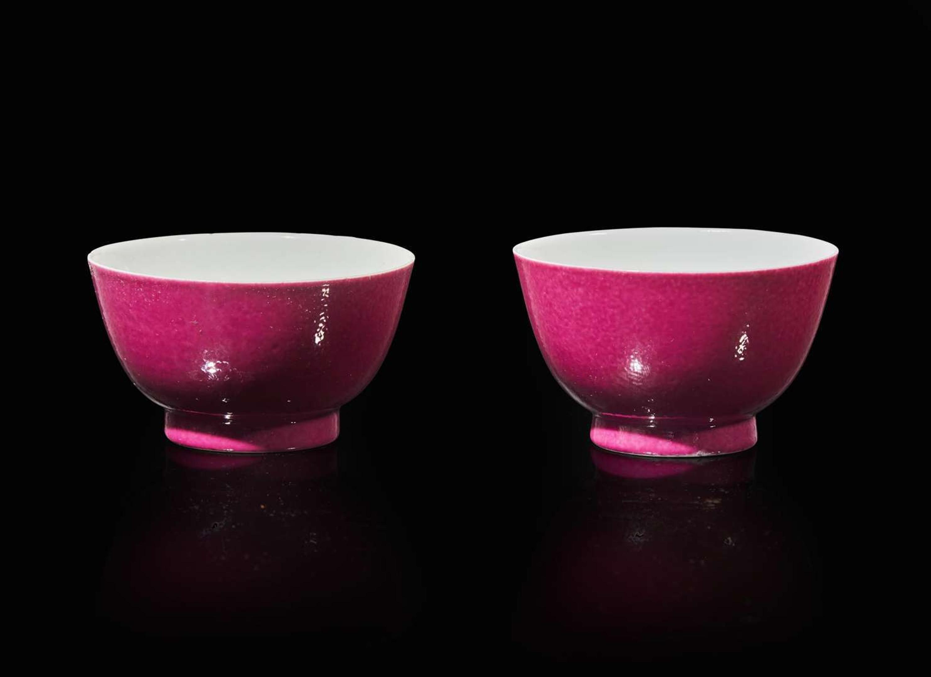 A pair of Chinese ruby-back tea bowls 粉地茶圓一對