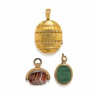 ANTIQUE, TWO YELLOW GOLD LOCKETS AND AN AGATE FOB