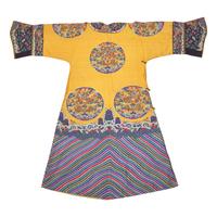 A Chinese Yellow Kesi Dragon Roundel Robe, Late 19th Century 清晚期 黃地緙絲龍袍