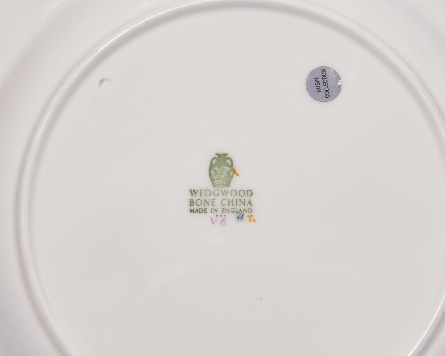 A Wedgwood Parcel Gilt Porcelain Dinner Service