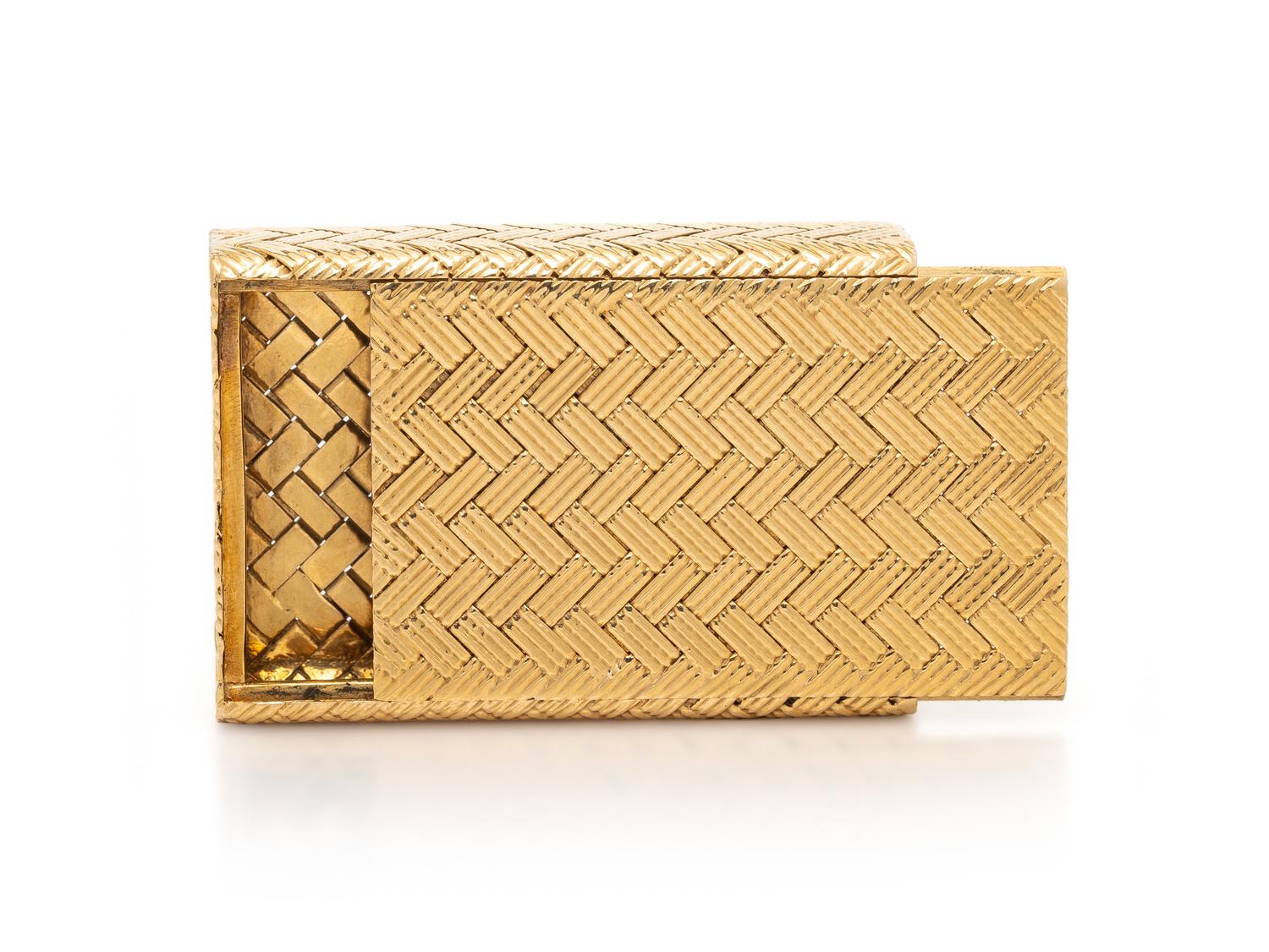 ITALIAN, YELLOW ENGINE TURNED GOLD PILL BOX