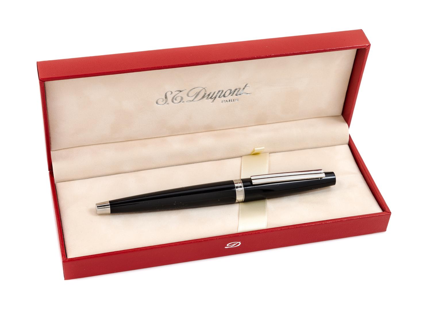 An S.T. Dupont Ellipsis: Composite Noir Fountain Pen