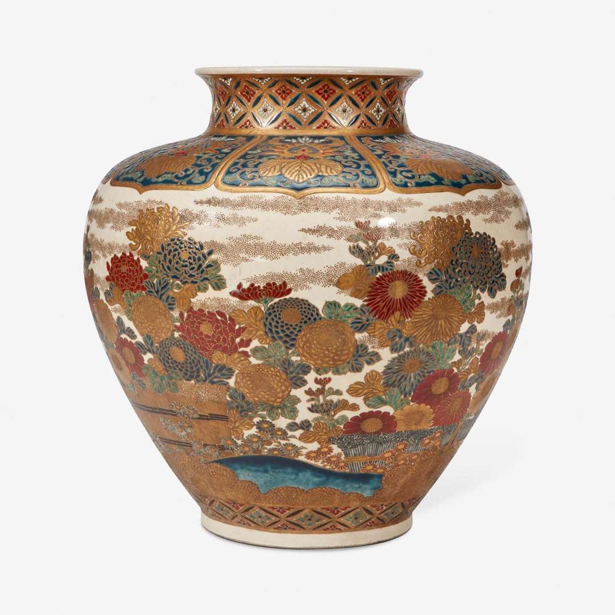 A large Japanese enameled Satsuma vase 日本珐琅彩萨摩烧大罐 19th century ????