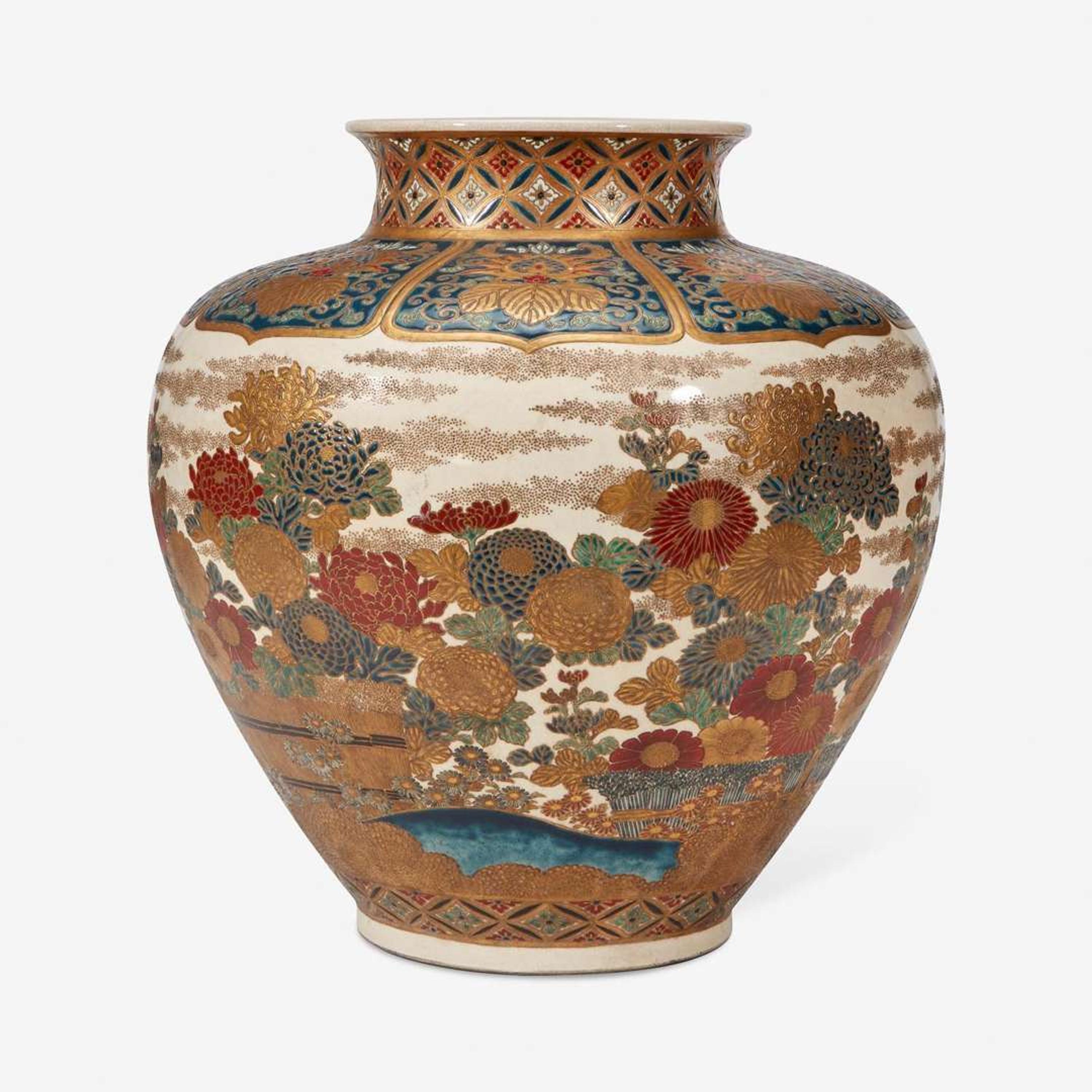 A large Japanese enameled Satsuma vase 日本珐琅彩萨摩烧大罐 19th century ????