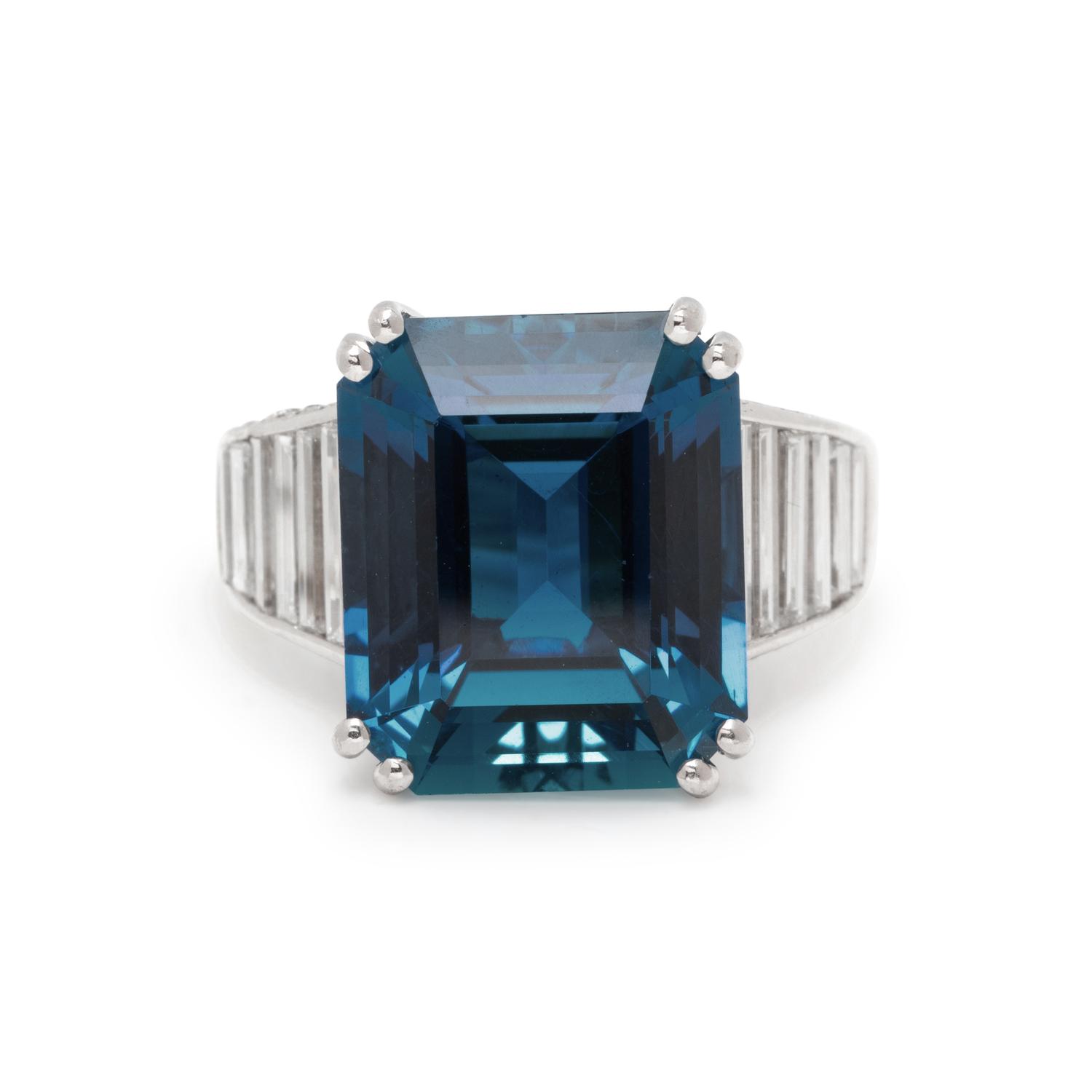 WHITE GOLD, AQUAMARINE, AND DIAMOND RING