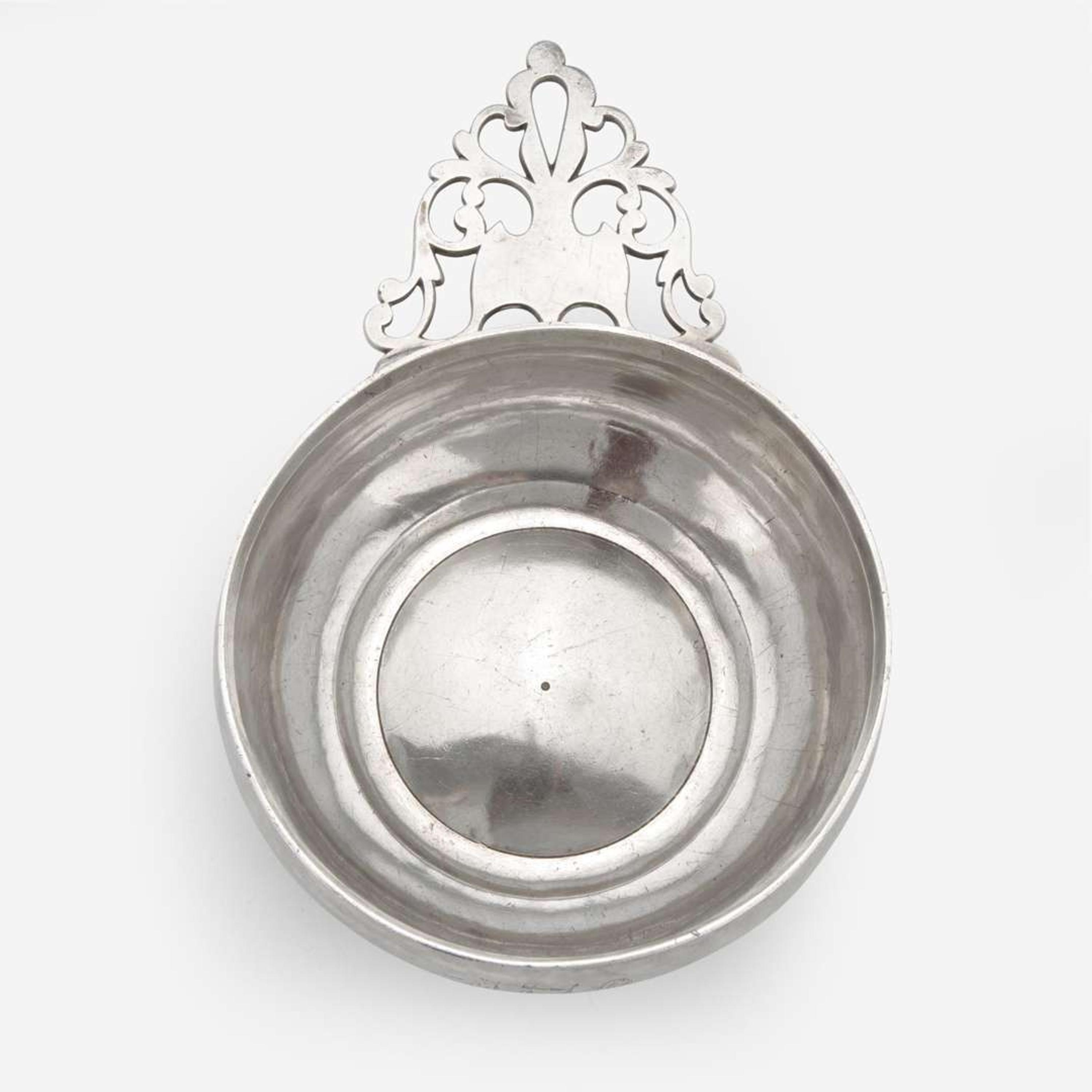 A silver porringer Philip Syng, Jr. (1703-1789), Philadelphia, PA, circa 1750
