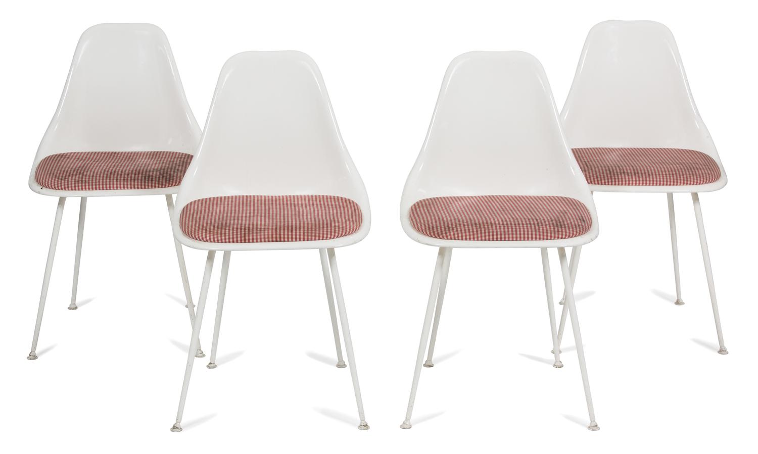 A Burke Tulip Table and Four #103 Fiberglass Chairs Table height 29 x diameter 42 inches. — MID 20TH CENTURY