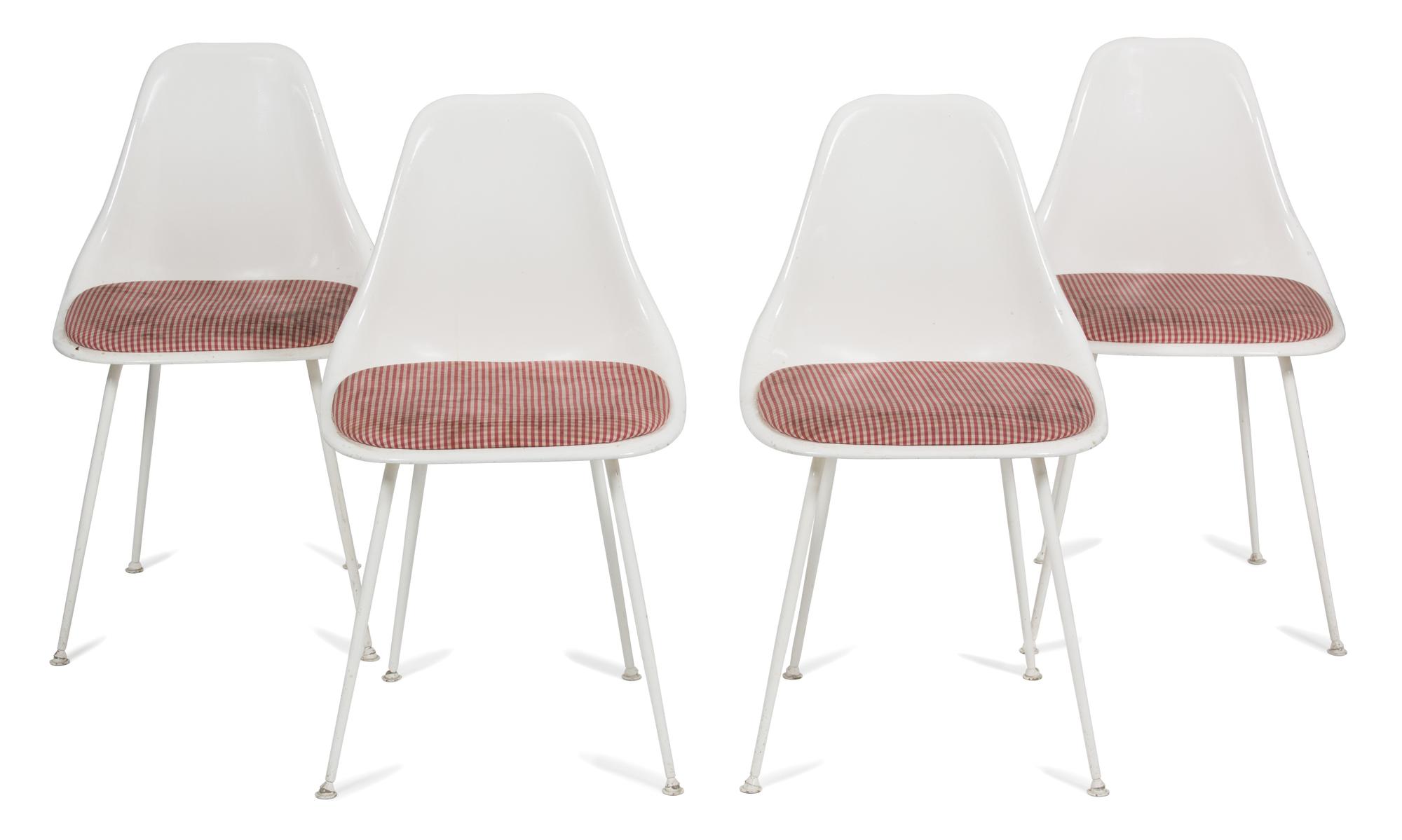 A Burke Tulip Table and Four #103 Fiberglass Chairs Table height 29 x diameter 42 inches. — MID 20TH CENTURY