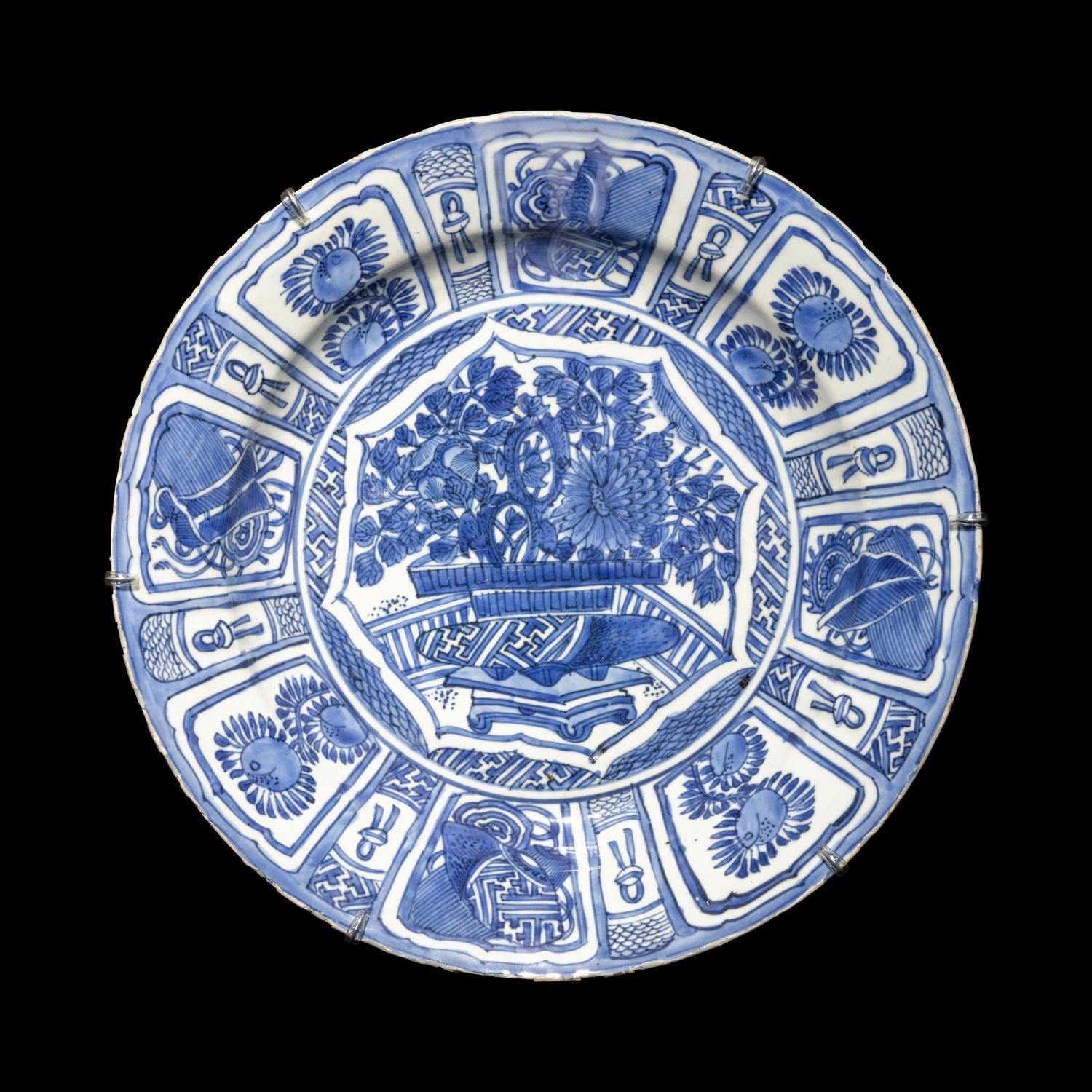 A Chinese Export Blue and White 'Kraak' Porcelain Charger, Ming Dynasty 明 青花外銷花籃圖克拉克式大盤