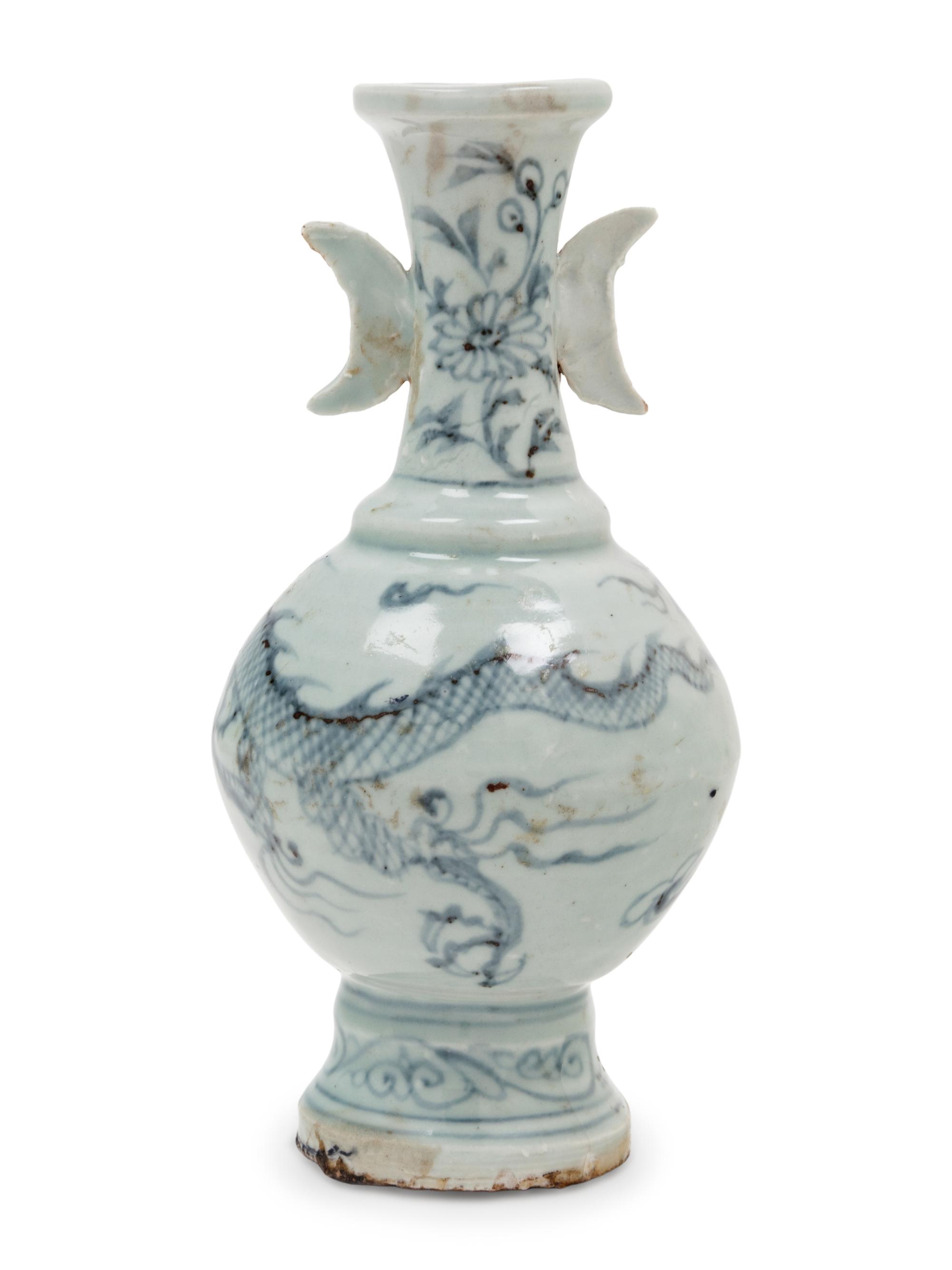 A Blue and White Porcelain 'Dragon' Vase