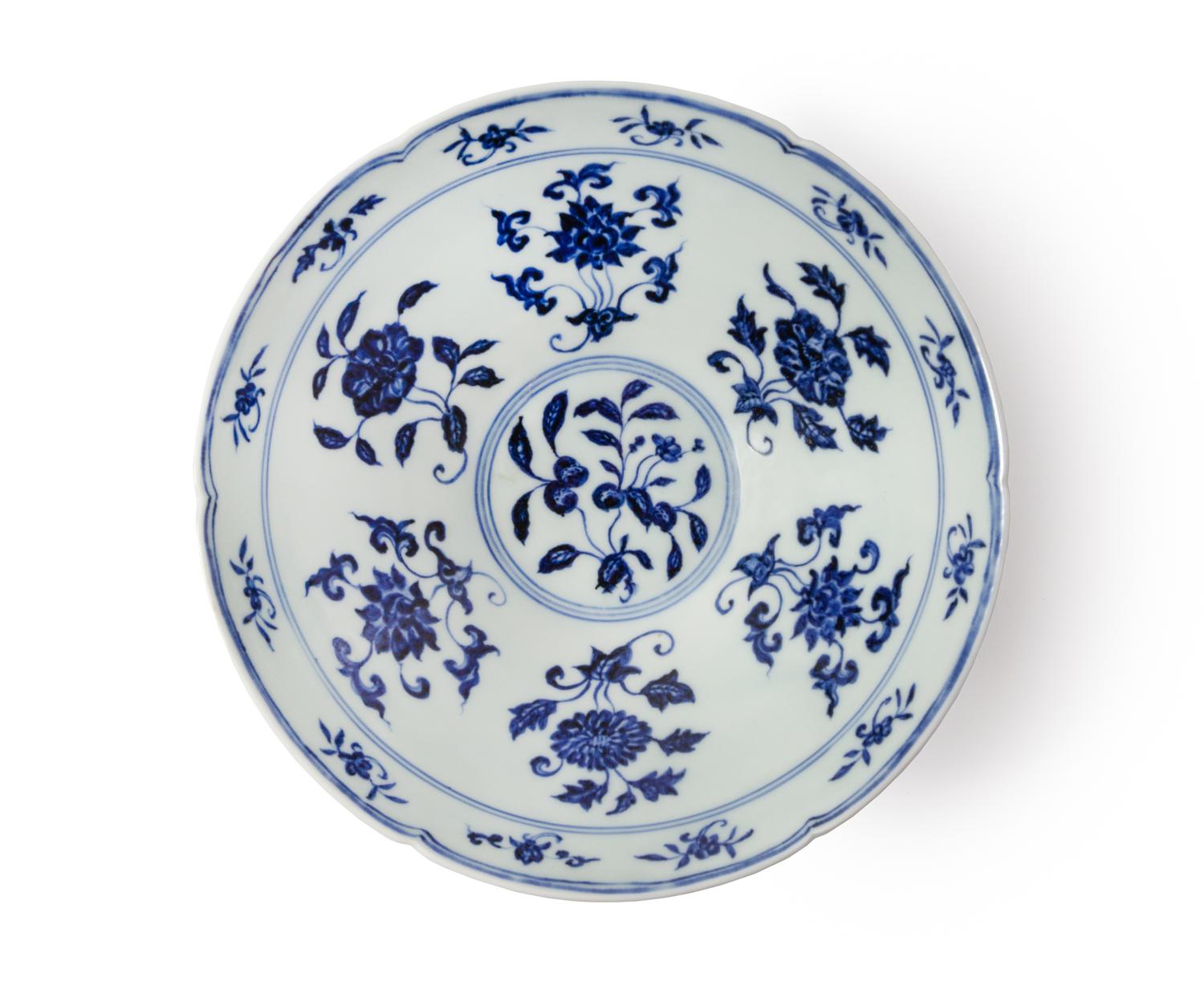 A Rare Blue and White Porcelain Hexafoil Bowl — XUANDE MARK AND PERIOD (1426-1435)