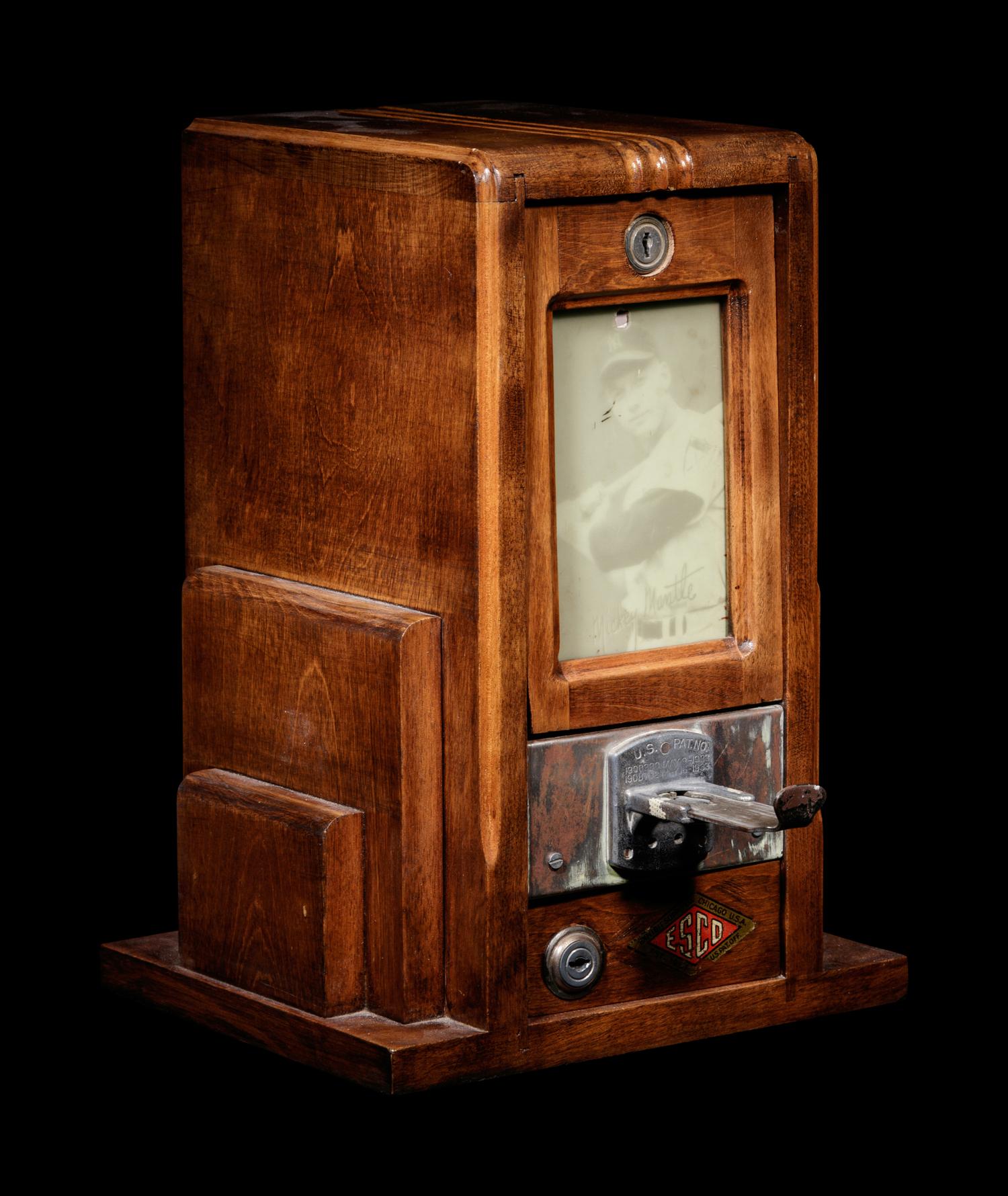 A Unique 10 Cent Exhibit Card Vending Machine with Mickey Mantle Card in Window and 18 Additional Baseball Cards