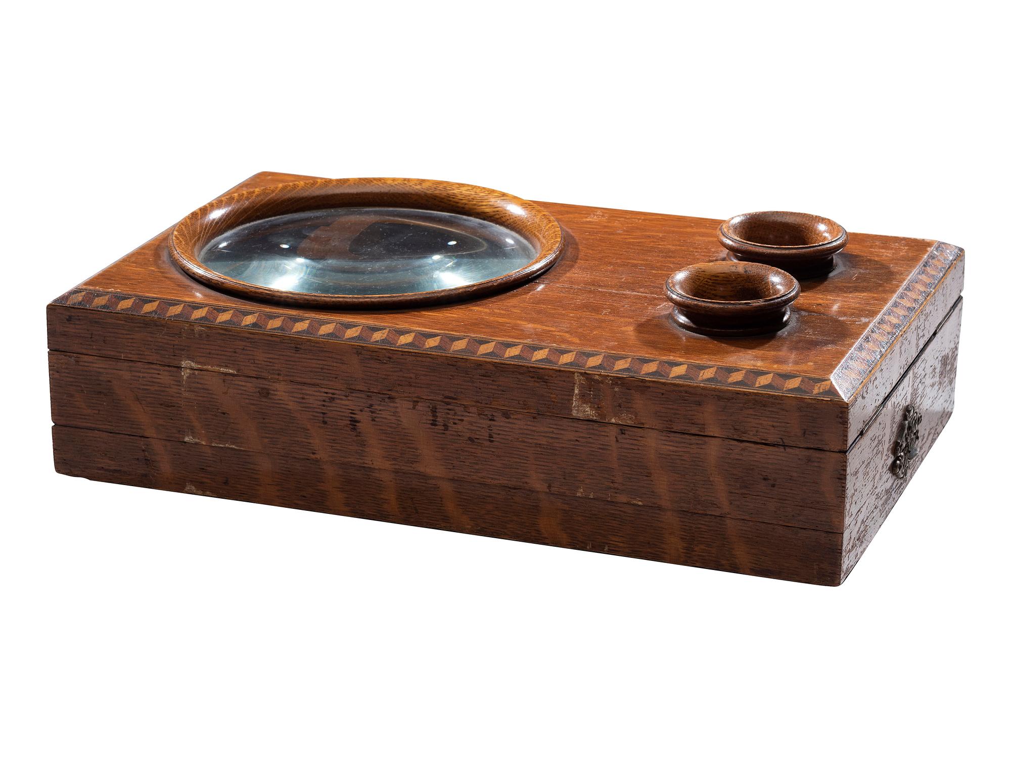 [EARLY PHOTOGRAPHY]. Stereographoscope in burl wood.