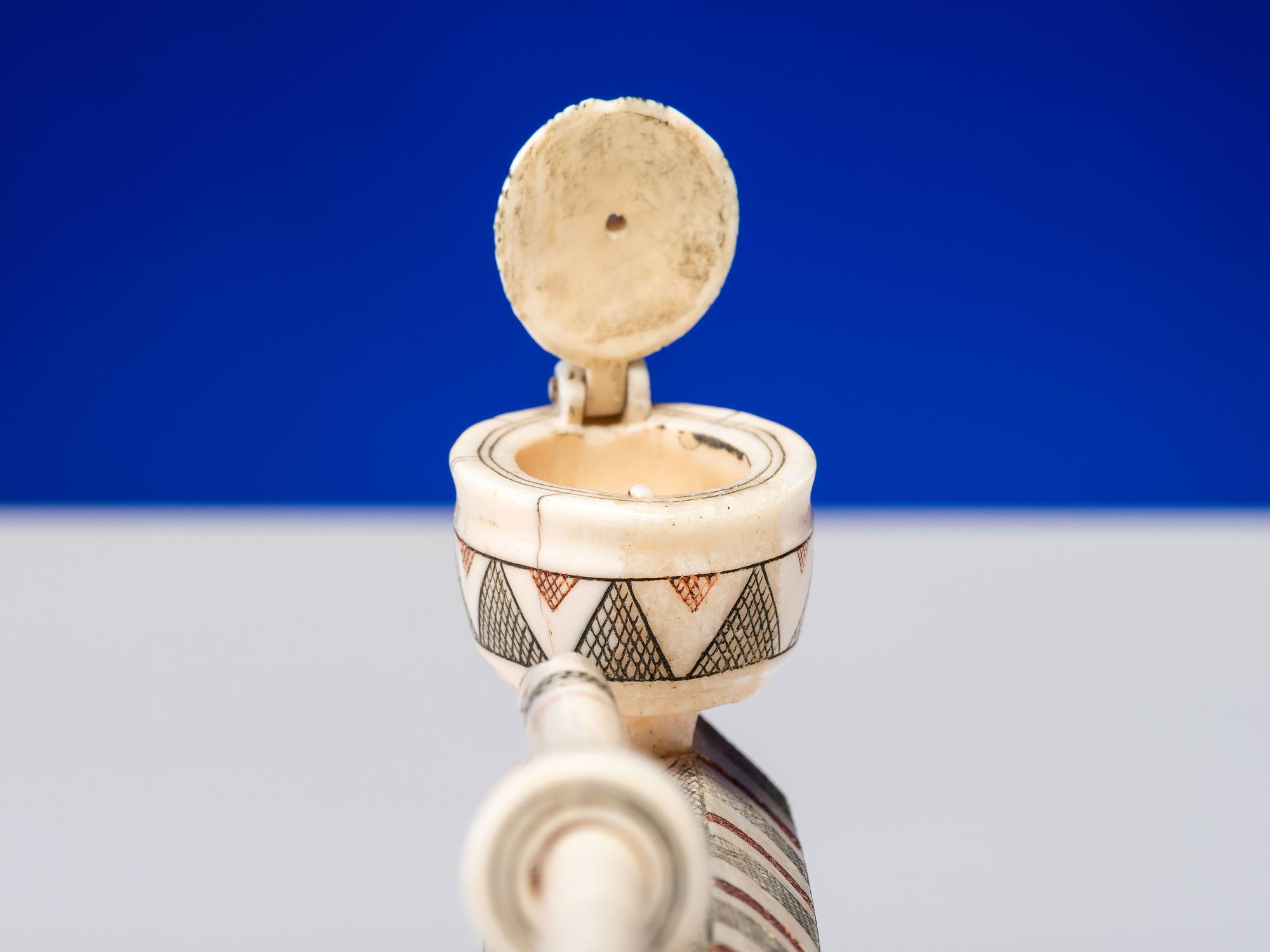 Iñupiat Scrimshawed Pipe, with Tamper