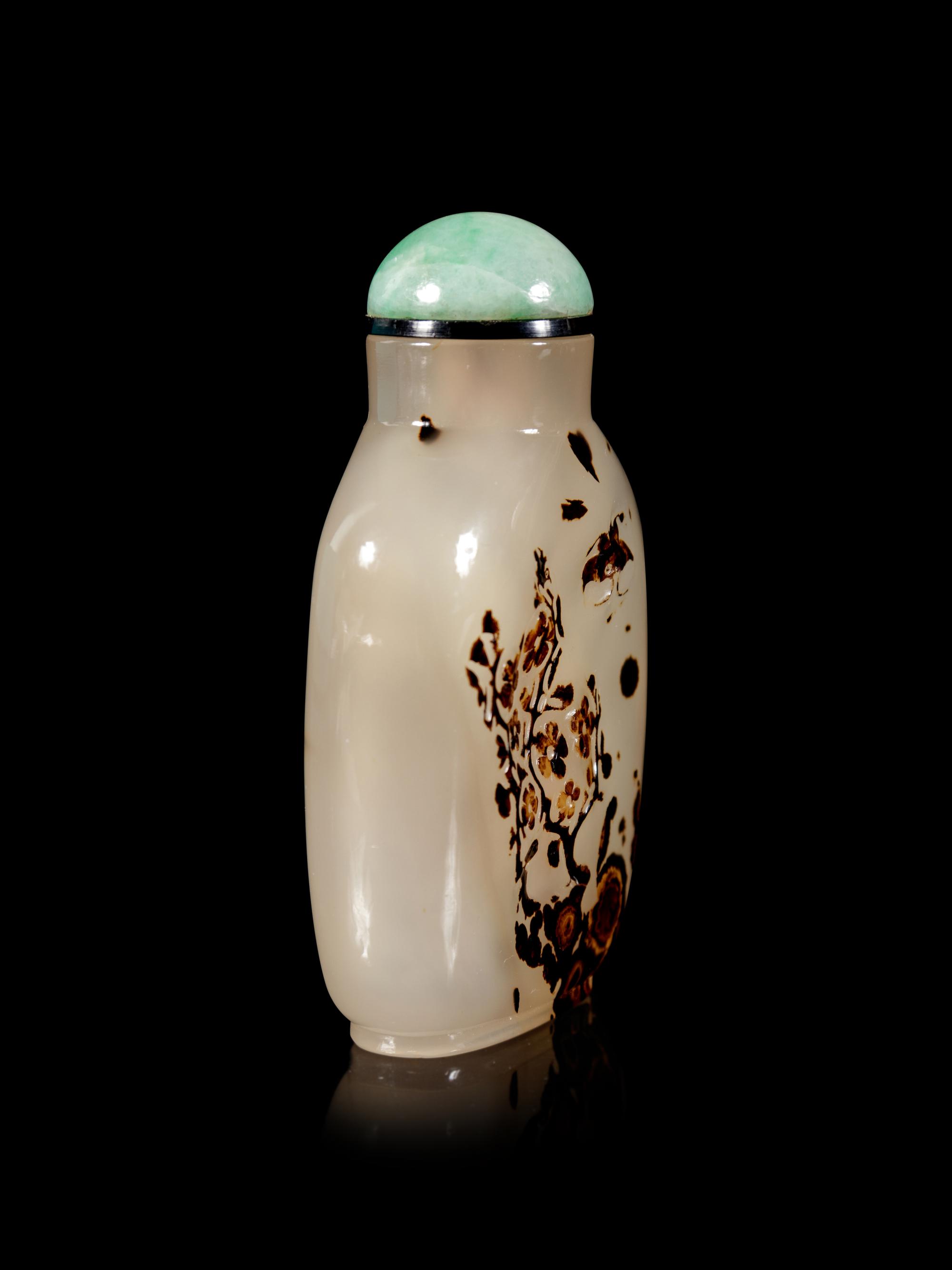 A Well Carved Silhouette Agate Snuff Bottle