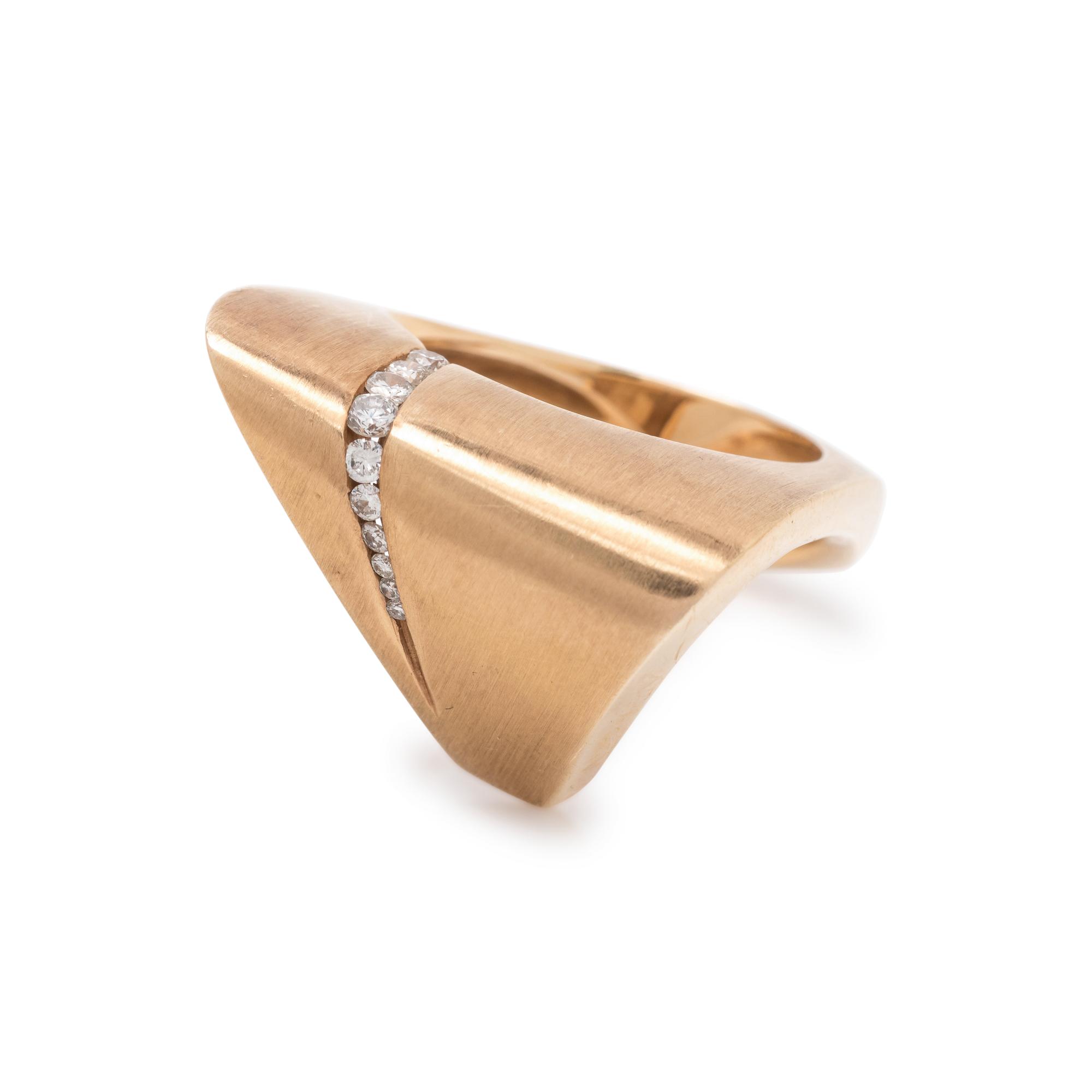 YELLOW GOLD AND DIAMOND RING