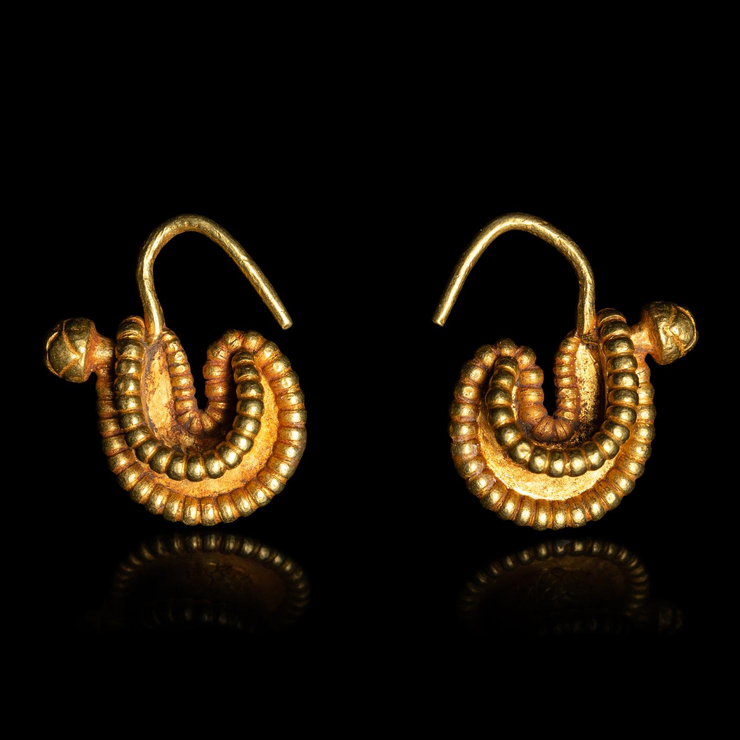 A Pair of Chinese Gold U-Shaped Earrings, Erhuan, Liao Dynasty 遼 金联珠耳環一對