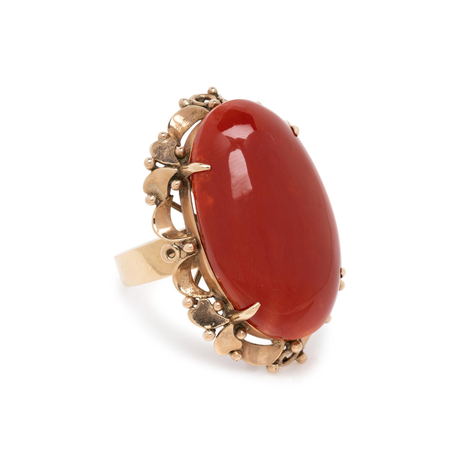 YELLOW GOLD AND CORAL RING