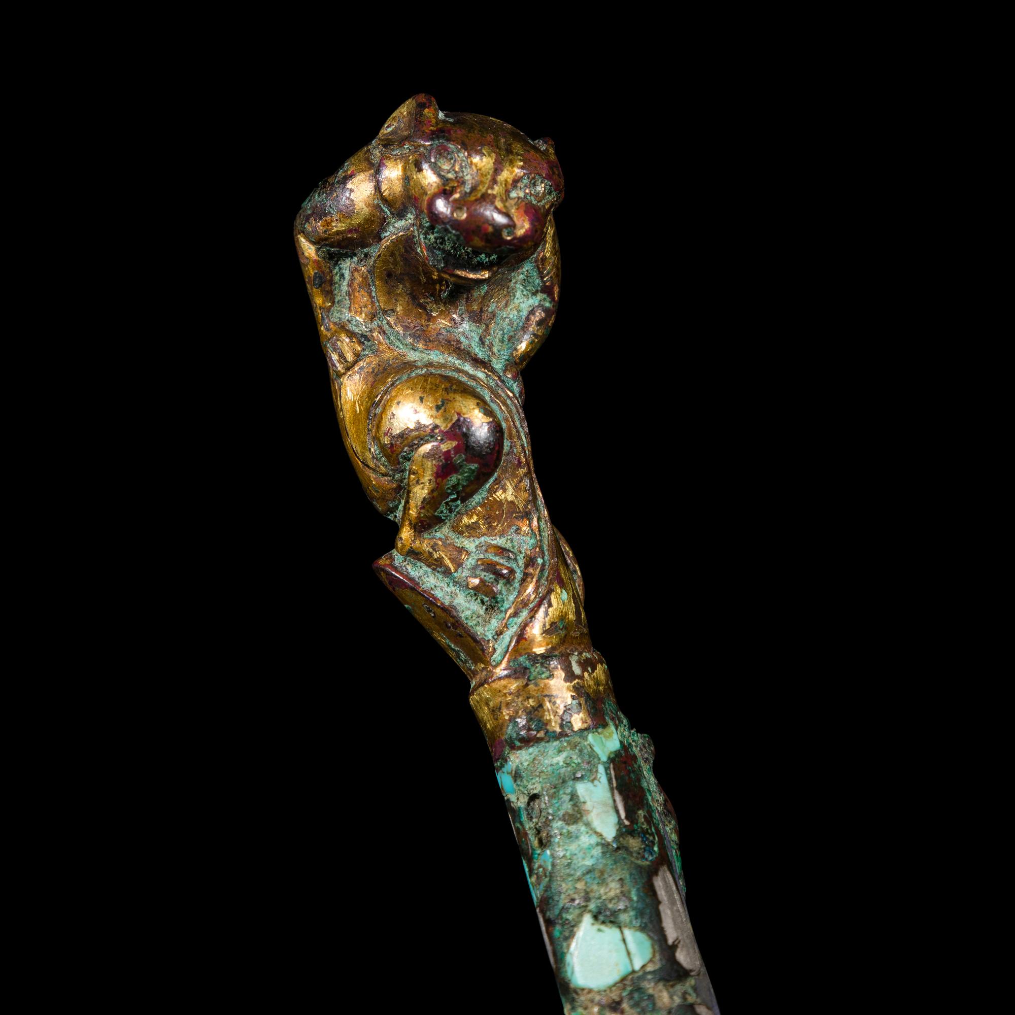 A Chinese Gilt, Silvered and Turquoise Inlaid Bronze Belt Hook, Warring States Period 戰國 銅 鎏金錯銀嵌松石雙獸首帶鉤