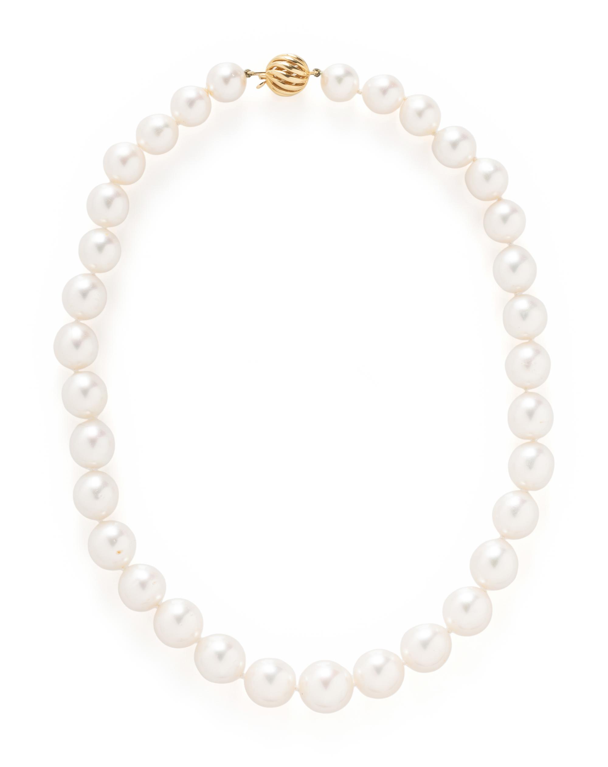 CULTURED PEARL NECKLACE AND CLIP EARRINGS