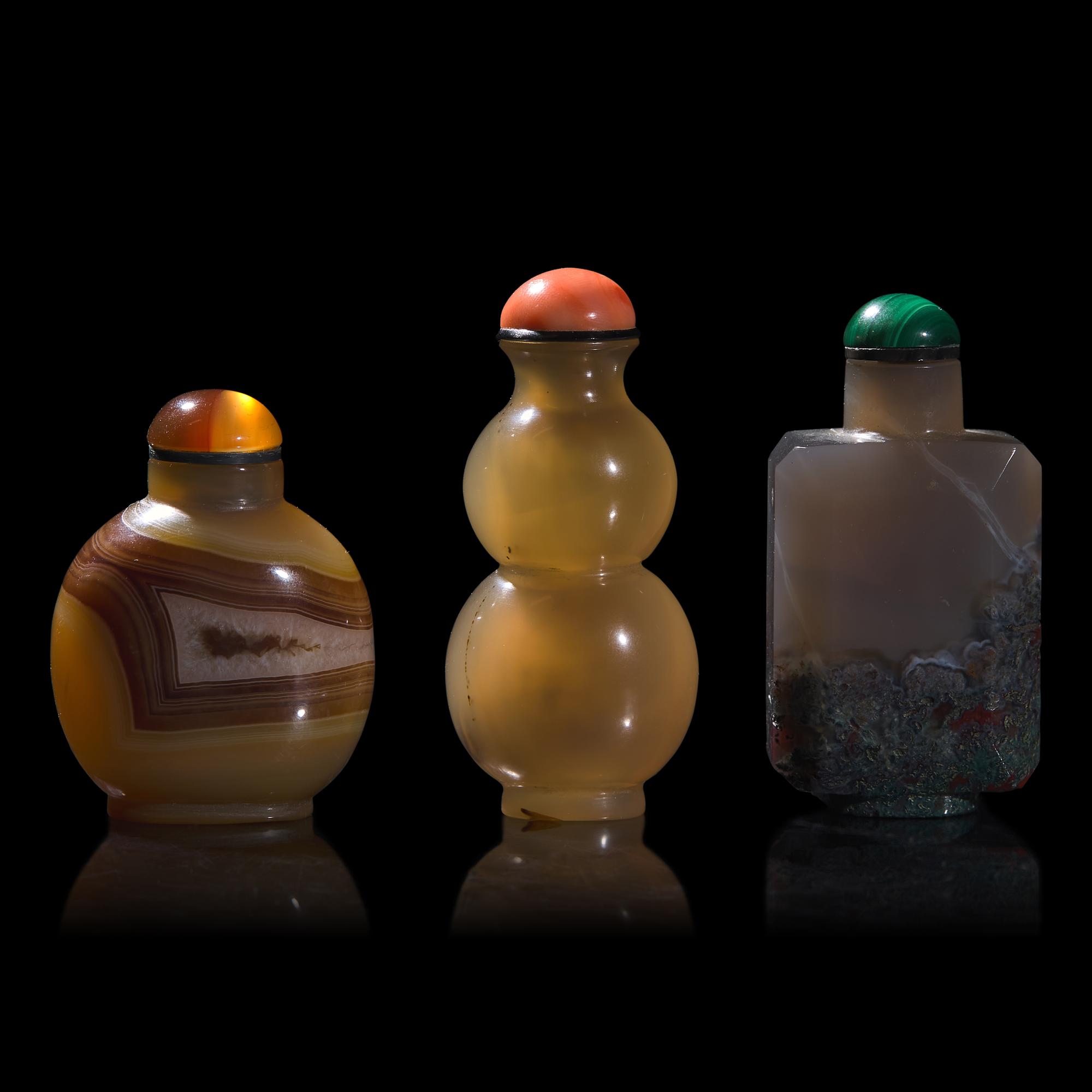 Three Chinese Agate Snuff Bottles 瑪瑙鼻煙壺一組三件
