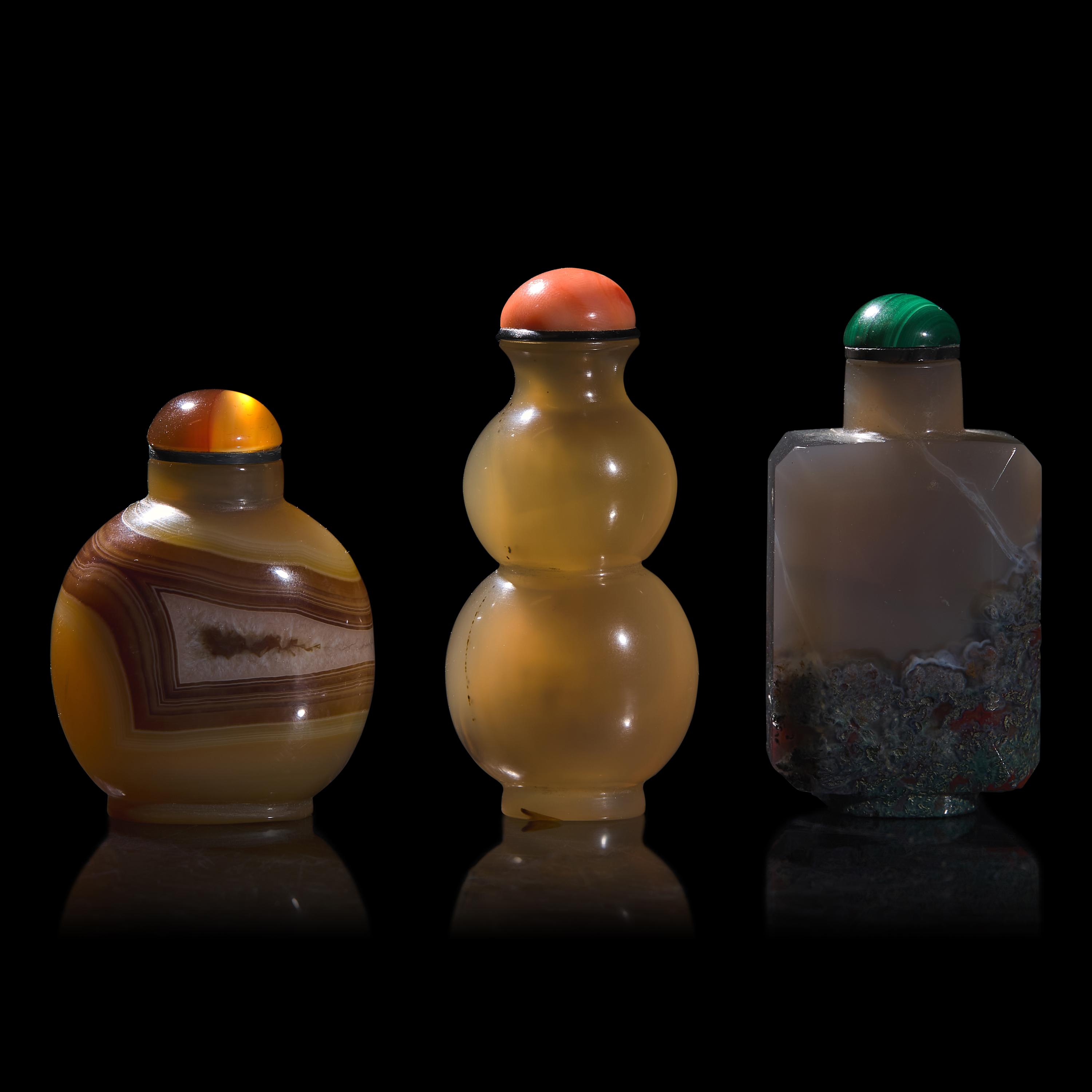 Three Chinese Agate Snuff Bottles 瑪瑙鼻煙壺一組三件