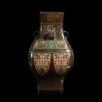 A Japanese Archaic Style Cloisonné Enamel and Bronze Hu Vase, 19th Century — 十九世紀 日本銅胎掐絲琺琅仿古壶