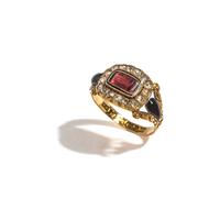 VICTORIAN, YELLOW GOLD, DIAMOND, ENAMEL AND GARNET MOURNING RING