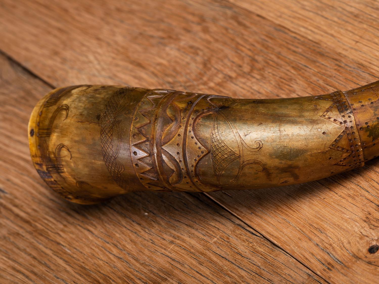 Great Lakes Carved Powder Horn, with Measure