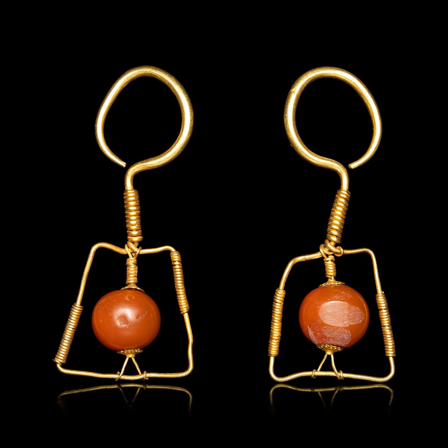 A Pair of Chinese Agate and Gold 'Pipa' Earrings, Erhuan, Ming Dynasty 明 金鑲瑪瑙琵琶耳環一對