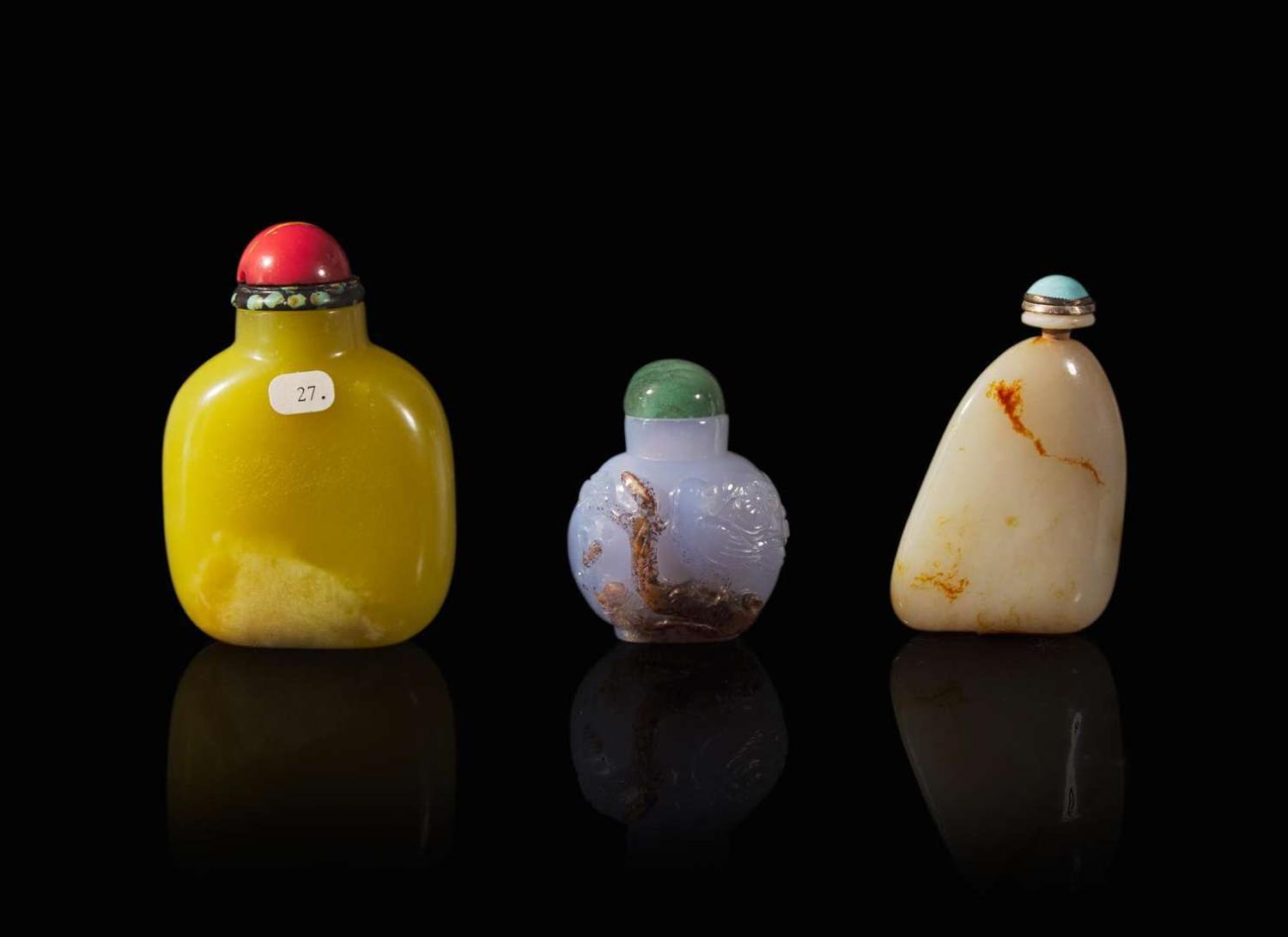 A group of three Chinese hardstone and jade snuff bottles 寶石質鼻煙壺一組三件