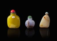 A group of three Chinese hardstone and jade snuff bottles 寶石質鼻煙壺一組三件