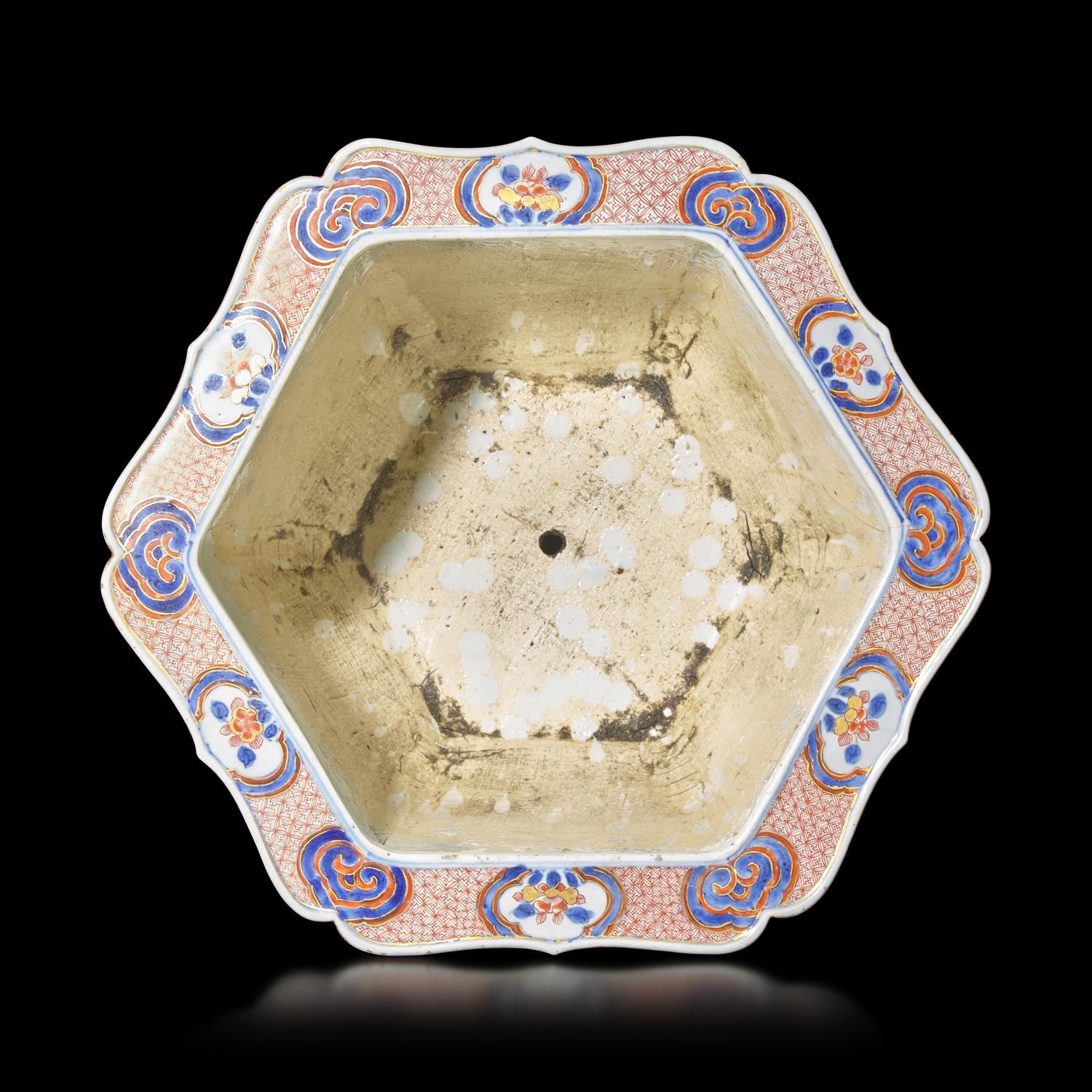 A Chinese Export "Imari" Palatte Hexagonal Jardiniere, Kangxi Period — 清康熙 外銷伊萬裡式花鳥圖六方形花盆