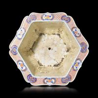 A Chinese Export "Imari" Palatte Hexagonal Jardiniere, Kangxi Period — 清康熙 外銷伊萬裡式花鳥圖六方形花盆