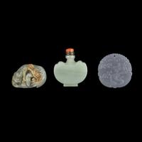 Three Chinese Celadon Jade Articles, 20th Century 近代 青白玉鼻烟壺、把件、牌子一組三件