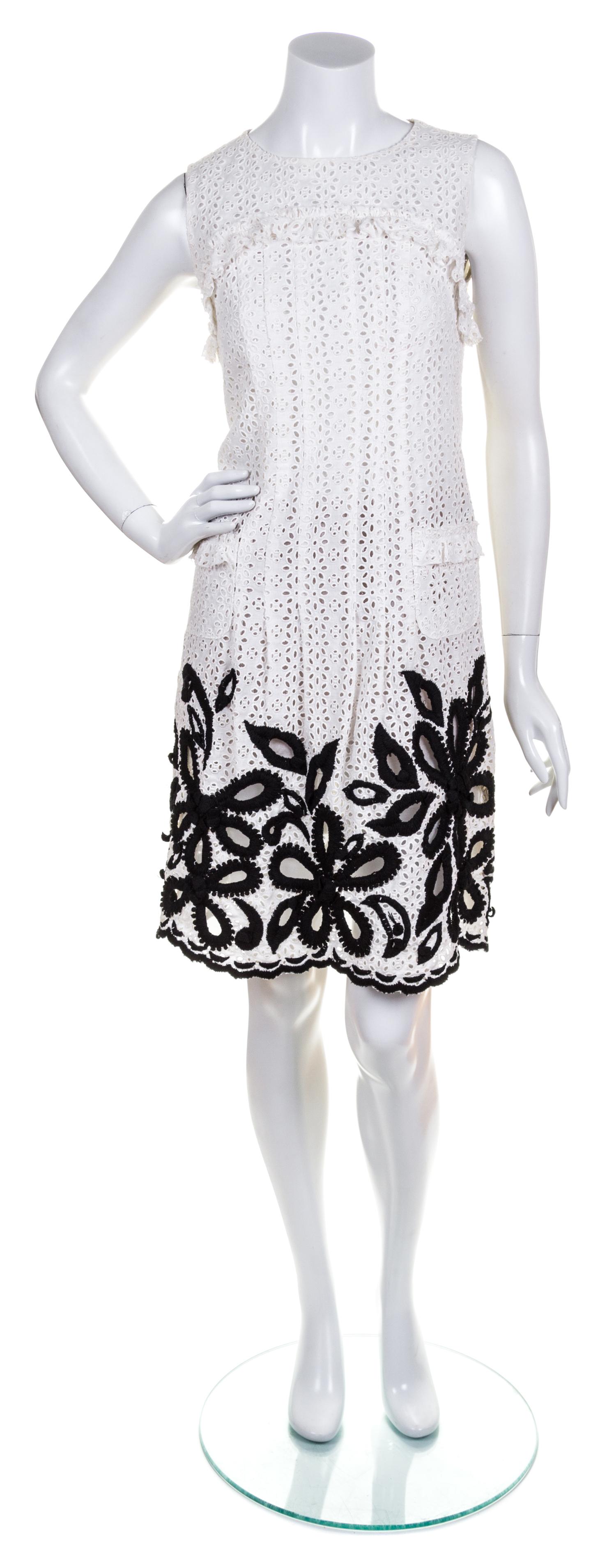 An Oscar de la Renta White Silk Embroidered Dress,