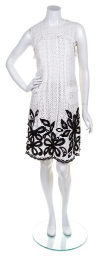 An Oscar de la Renta White Silk Embroidered Dress,