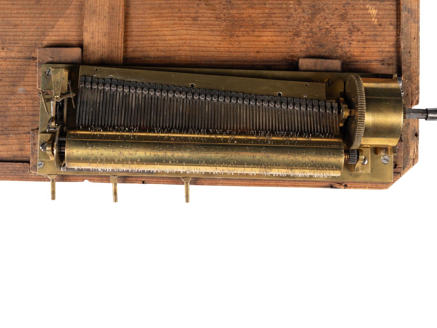 A Sectional Comb Music Box in an Enclosed Case
