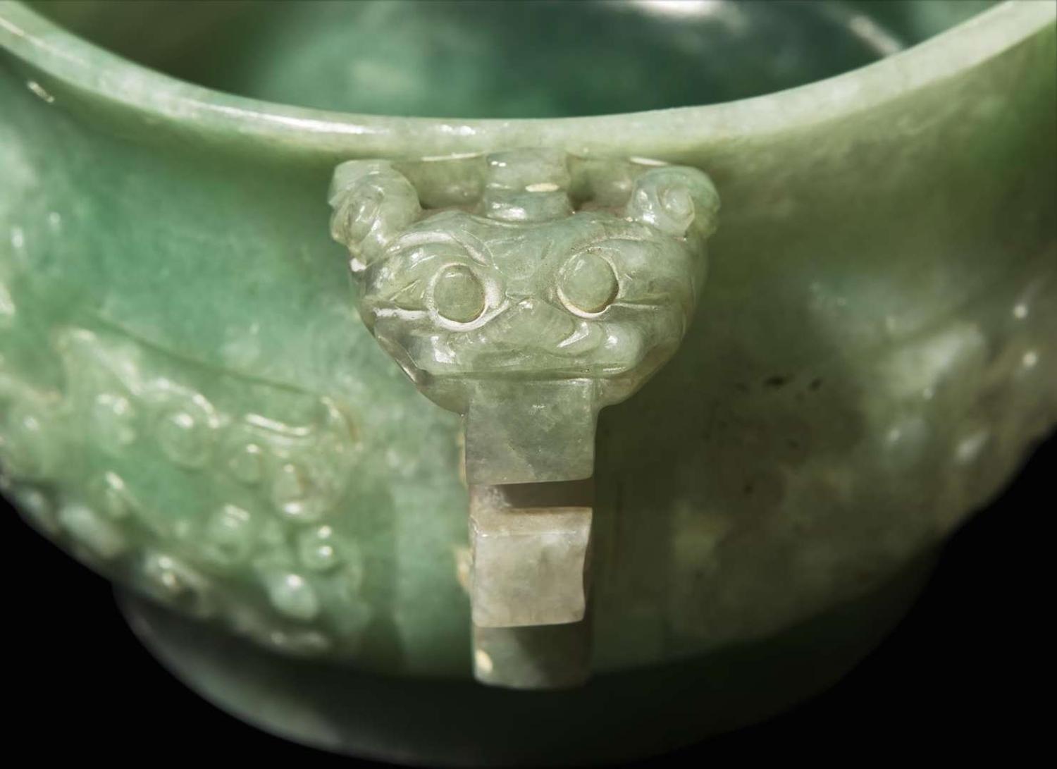 A Chinese carved jadeite archaistic censer 翡翠香爐