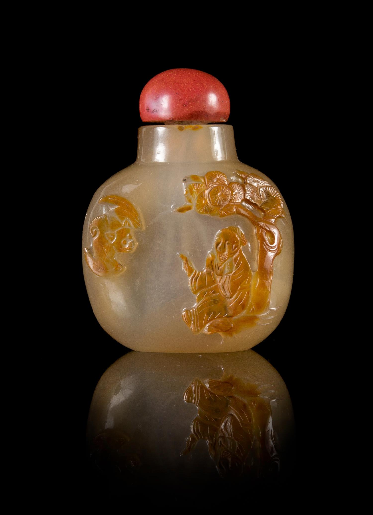A Carved Agate Snuff Bottle — LATE QING DYNASTY